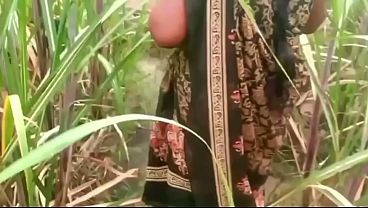 Ibu Dan Anak Tiri Ngewe Di Luar Rumah Kampung, Bikin Malu Tetangga.