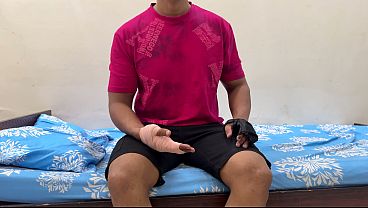 Ibu Tiri Bantuin Anak Tiri Yang Luka Buat Mandi, Malah Ngerayu Dia. Akhirnya Nyesep Kontolnya, Sebelum Digenjot Keras.