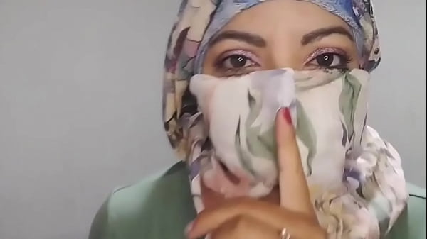 Istri Berhijab Arab Masturbasi Diam-diam Sampai Orgasme Ekstrim Di Niqab, Muncrat Beneran Saat Suami Lagi Pergi
