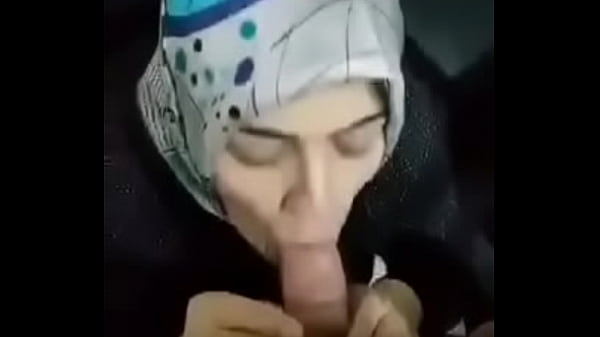 Hijabnya Dibuka, Mulut Siap Dipenuhi Kontol