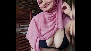 Twerk Montok Hijabku Goyang Sambil Ngencingin
