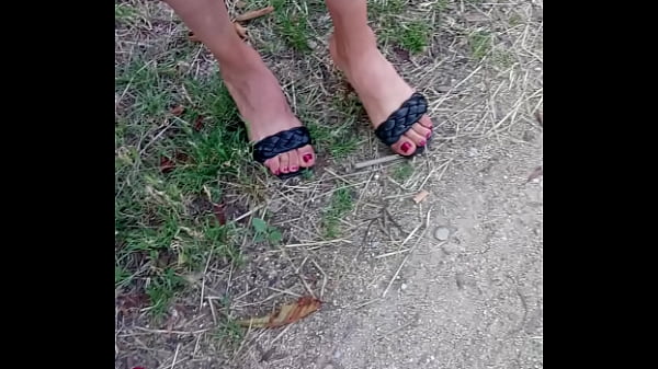 Cewek Arab Montok Sange, Jari Kaki Seksi Di Heels Bikin Ngaceng