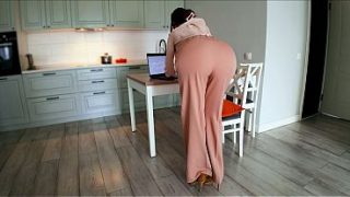 Bos Ibu Tiri Galak Ngeliat Kontol Keras Anak Tirinya Pas Lagi Kerja