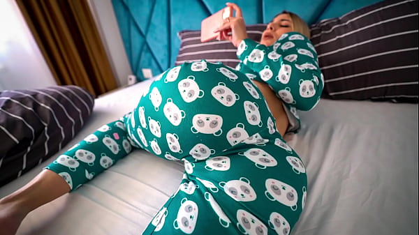 Tiri Cewek Ketahuan Nonton Bokep, Malah Bantu Sampe Crot – Minta Diisi Penuh
