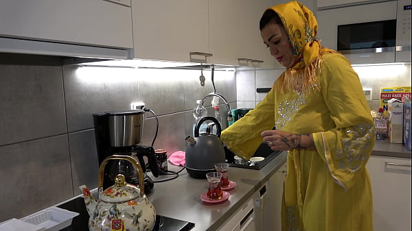 Anak Tiri Bernafsu Ngewe Ibu Tiri Arab Montok Berjilbab, Goyang Pantat Gede Sampe Mampus.