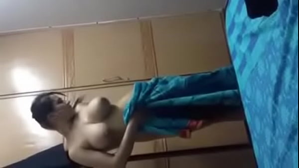 Bhabhi Abhi Mandi Se Nikli, Badan Se Paani Tapak Raha Hai, Gila Badan Dekh Ke Muh Mein Paani Aa Gaya