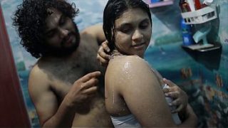 Cewek India Mandi Air Panas, Adik Tiri Ajak Main Di Kamar Mandi