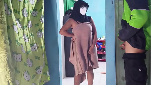 Ngemut-memek Sambil Masak, Malah Kepergok Ojol Yang Ngantar Makanan
