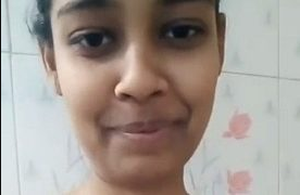 Desi Buka Bra Sendirian, Pose Seksi Bikin Panas.