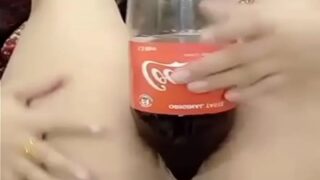 Gadis Delhi Masukin Botol Coca Cola Ke Dalam Memeknya.