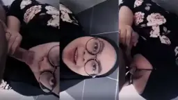 Jilbab Hitam Dibuka Di Toilet, Bibir Merah Basah Nikmatin Batang Keras.