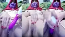 Jilbab Merah Digetarin Pakai Mainan Getar Di Kolong Rok.