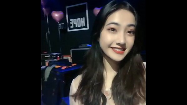 Tontonan Model Cantik China Bikin Muncrat
