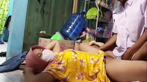 Ibu Tiri Ngajak Ngentot Pas Mau Berangkat Sekolah, Gak Kuat Nolak