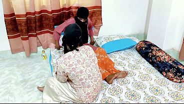 Desi Bhabhi Main Dildo Chod Rahi Hai