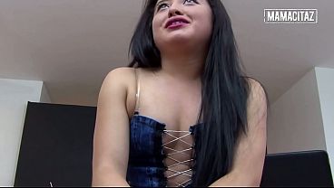Tebal Pantat Latina Bungkuk Di Rok Mini, Dia Gak Berhenti Cubit Sana