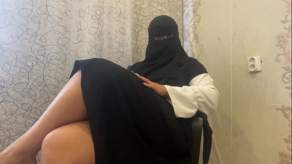 Ibu Tiri Arab Berjilbab Mainin Diri Sendiri Sampai Basah.