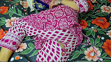 Ibu Tiri Celananya Sobek, Anak Tiri Langsung Ngewe Dari Belakang, Pantatnya Montok Bergoyang.