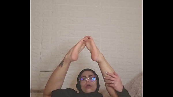 Ibu Rumah Tangga Arab Mia Pamer Kaki Dan Jilbab, Bikin Mupeng Banget