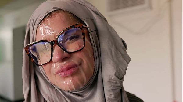 Hijab Cosplay – Ibu Bule Amerika Digebuk Muka Pake Kontol