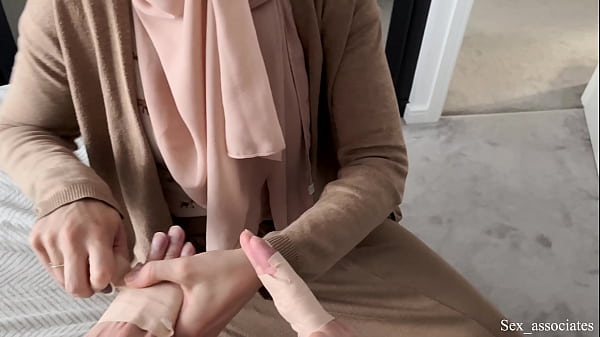 Bokep Arab, Ibu Tiri Bantu Anak Tiri Yang Patah Tangan, Malam Itu Jadi Panas