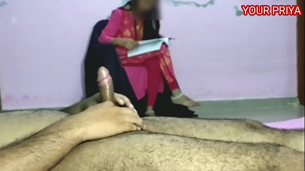प्रिया को राजी किया और जोरदार चोदाई की। हिंदी आवाज के साथ