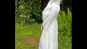 Nampol Banget Goyangin Pantat Hijab Di Luar Rumah