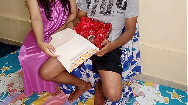Ibu Tiri India Yang Seksi Dapat Kejutan Kue Spesial Di Ulang Tahunnya Dengan Suara Hindi Yang Menggoda