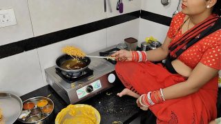 कोमल दिवाली पर नमकीन बना रही थी, देवर ने भाभी को उठा लिया