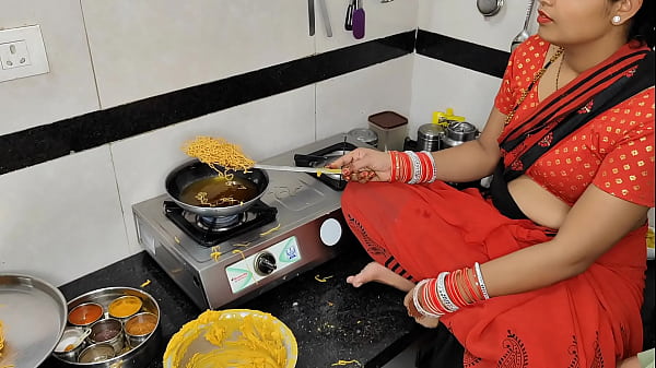 कोमल दिवाली पर नमकीन बना रही थी, देवर ने भाभी को उठा लिया