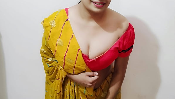 भाभी ने देवर को हाथ से खेलते पकड़ा, फिर अपने गीले रास्ते में उसका मोटा लंड ले ली (हिंदी आवाज़)