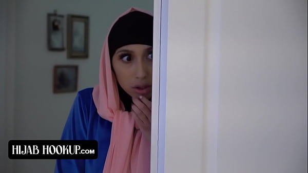 Muslimah Cantik Berhijab, Bokong Montok Kencang Dimasuki Kontol Gede Instruktur Bejat