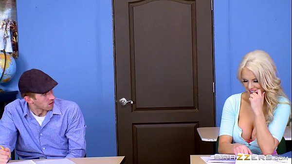 Ibu Guru Kenzie Taylor, Toket Montok Bikin Murid Tegang Di Sekolah.