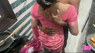 Desi Bhabhi Dapur Me Khana Banate Waqt Chudai Ka Maza Le Rahi Thi