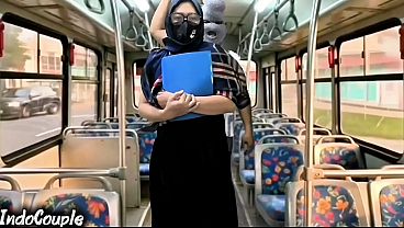 Ibu Dosen Pulang Kampus Naik Bus Sendirian, Tiba-tiba Dihajar Kontol Bau Asing Di Balik Hijabnya.