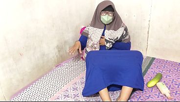 Cewek Hijab Indonesia Ngecol Sambil Ngocok Sendiri.