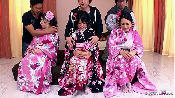 Pesta Ngentot Jepang Langka: Tiga Abg Jav Imut Dengan Bulu Vagina Basah