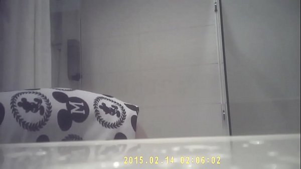姐姐洗澡被偷拍，小奶诗诗水嫩嫩