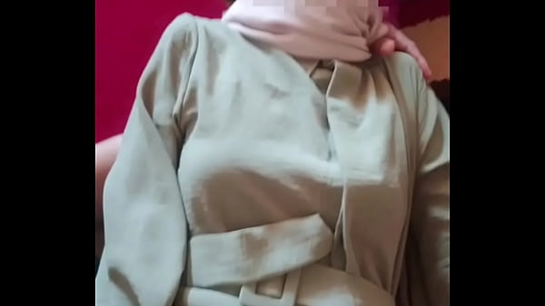 Saudari Tiri Berjilbab Digebukin Pas Lebaran, Makin Panas Makin Nikmat.