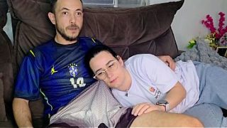 Irmã De Criação Se Molha Toda Vendo O Jogo Do Brasil Enquanto O Irmão A Provoca