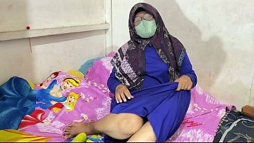 Wanita Berhijab Lagi Mainin Diri Sendiri Sampe Basah Kuyup