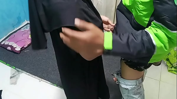 Prank Ajak Ojol Ngentot, Bikin Dia Tegang Pengen Crot.