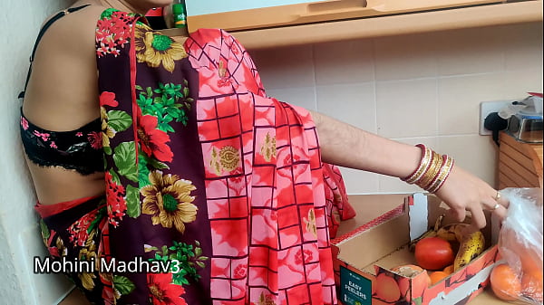 भारतीय देसी फल वाली मालिन ने ग्राहक से मोलभाव करने के लिए जोरदार चोदाई की हिंदी ऑडियो